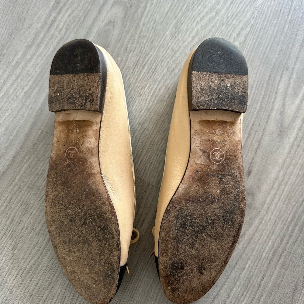 Chanel Women's Black and Tan Ballet Flats - Picture 4 of 7